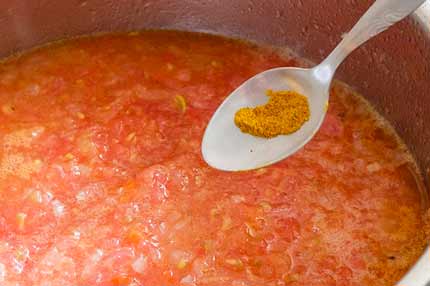 anadir-curry-carne-con-tomate