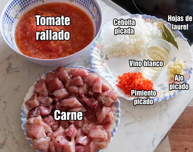 ingredientes-carne-con-tomate-preparados