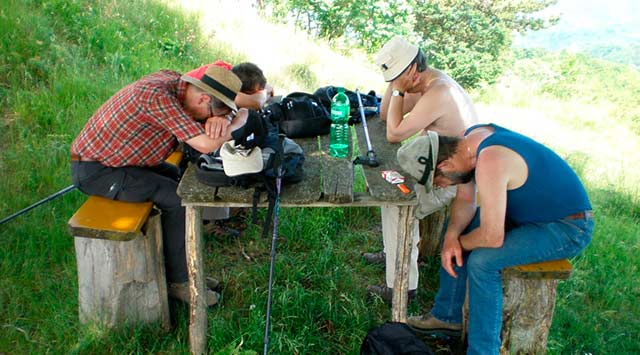 excursionistas-hechos-polvo
