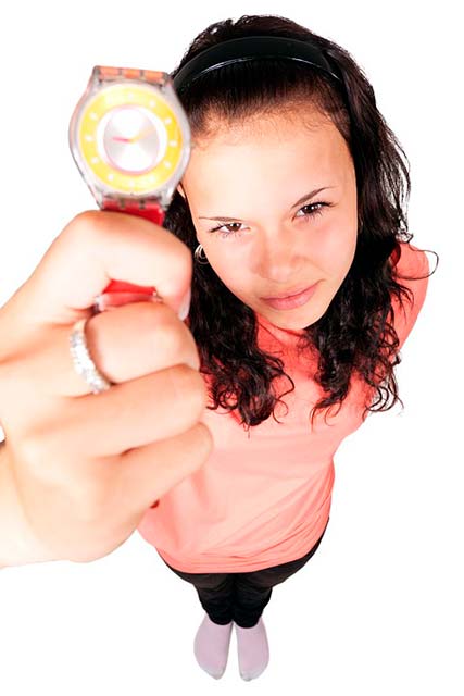 Learn Spanish - Ya te vale - Chica enseñando un reloj