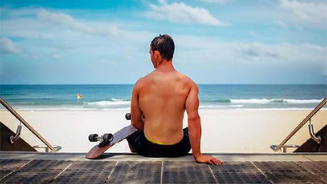 meaning of tener mas cara que espalda